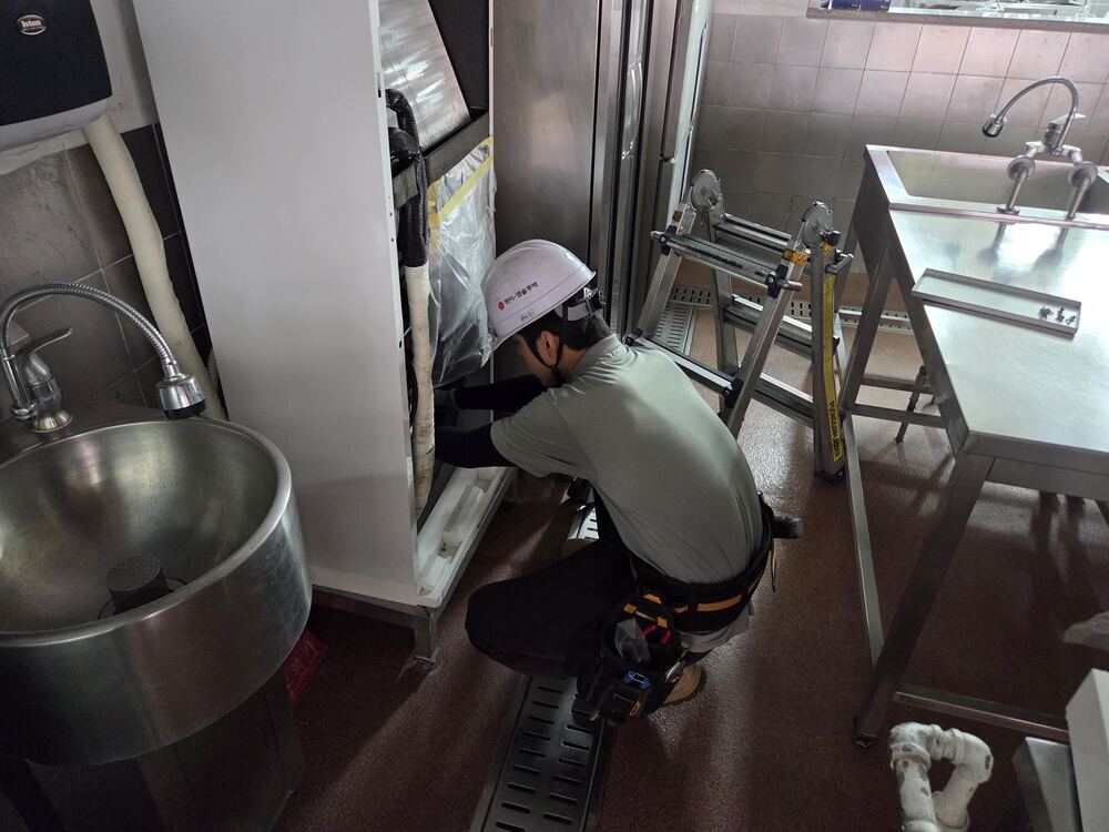급식실 냉난방기 세척 작업